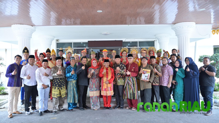 Wakili Riau, Tokoh Masyarakat lintas Etnis dampingi calon DPD RI Chaidir  ke KPU